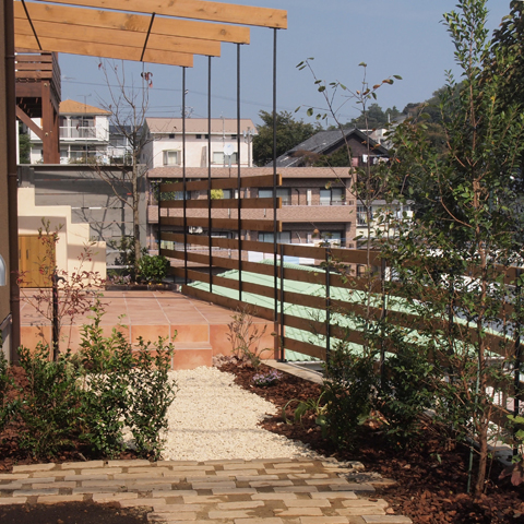 写真：パーゴラ＆フェンス（鉄+木）