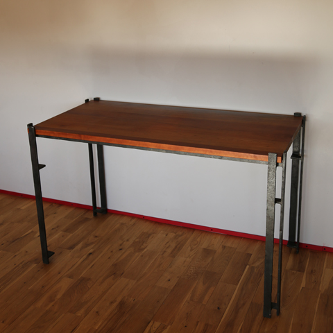 写真：フラットバーのデスク