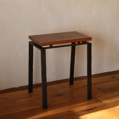 写真：フラットバーのスツール