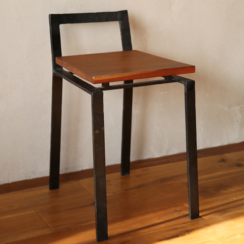 写真：フラットバーの椅子