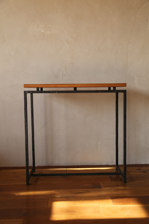 写真：コンソールデスク